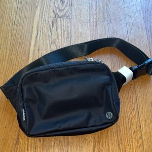 NWT 🖤 Lululemon- Black- Everywhere Belt Bag Large
